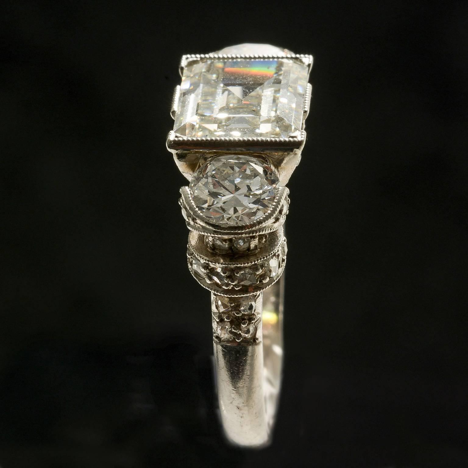 Platinum and Diamond Art Deco Rare Three-Stone Ring, circa 1920 For Sale 2