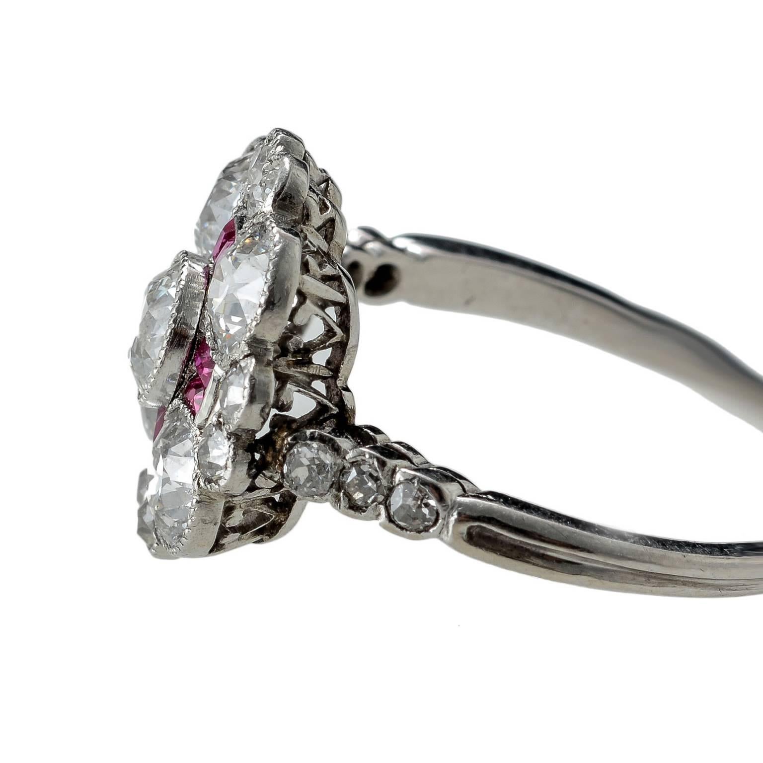 Art Deco Diamond Natural Ruby Platinum Ring, circa 1920 In Excellent Condition For Sale In London, GB