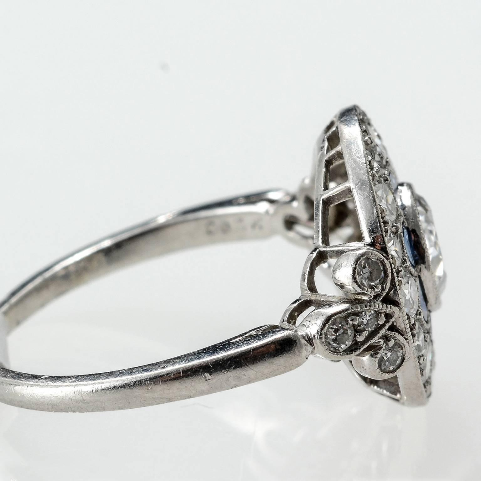 Natural Calib're Sapphire Diamond Art Deco Cluster Ring circa 1920 Platinum Set In Excellent Condition For Sale In London, GB