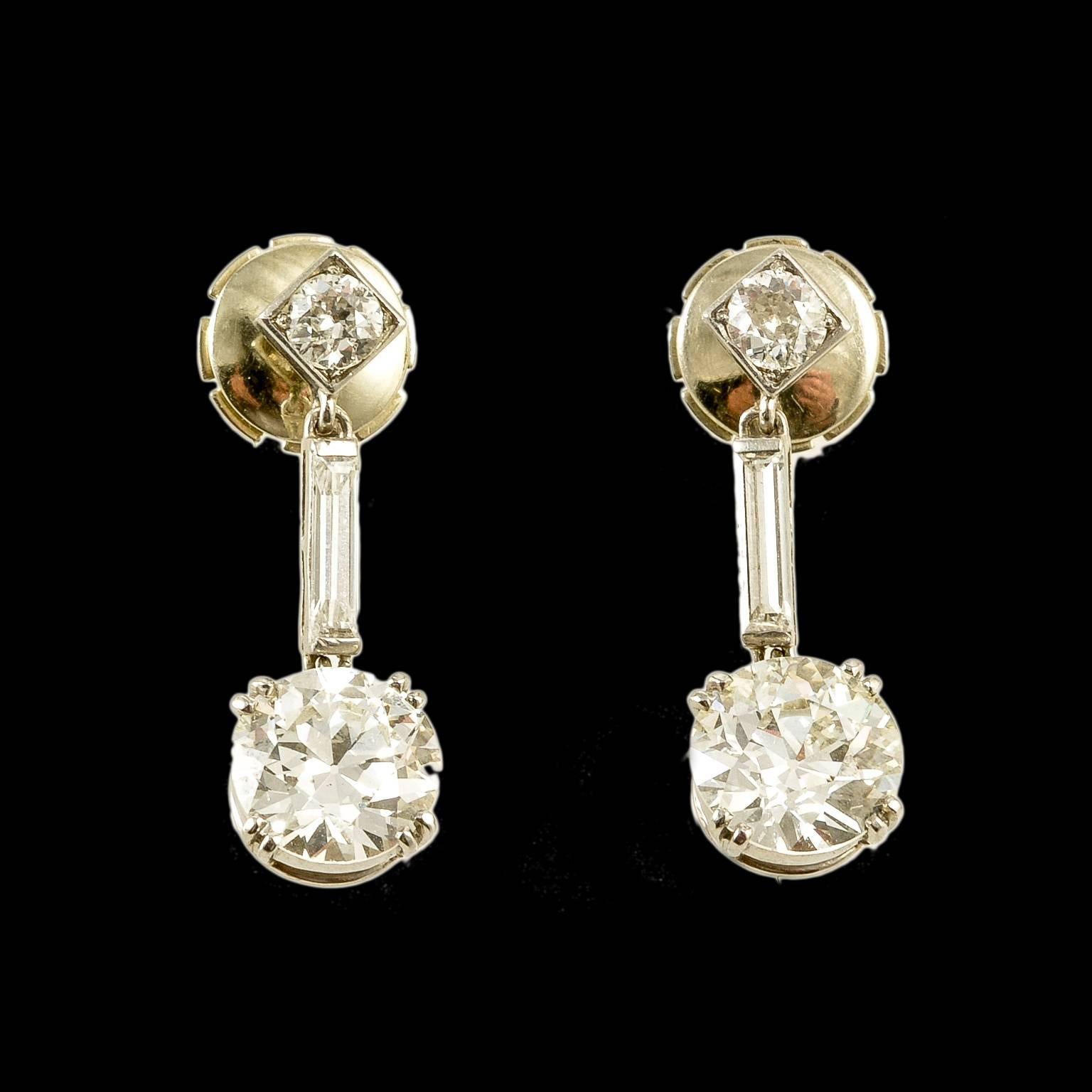 Art Deco Diamond Drop Earrings Platinum Set, circa 1920 In Excellent Condition For Sale In London, GB
