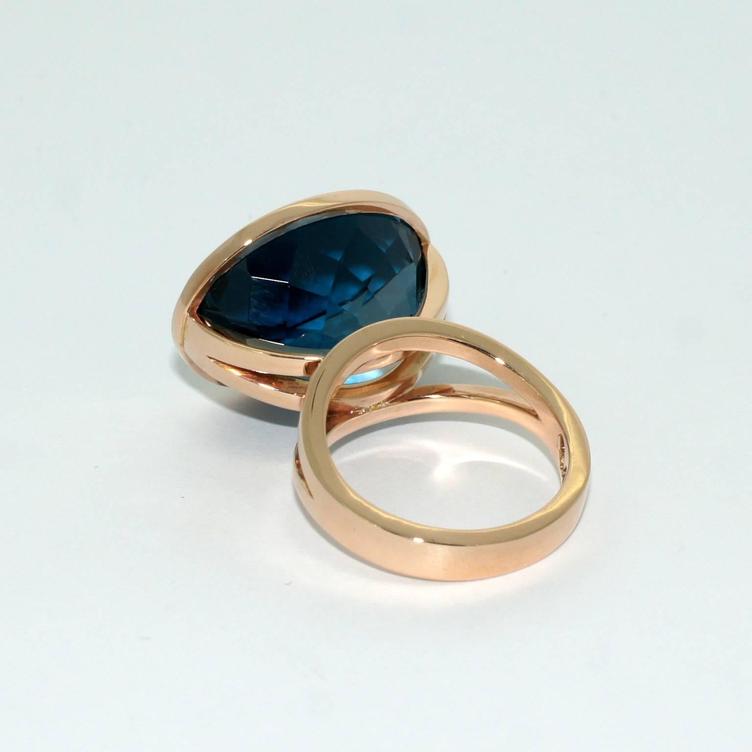 Lizunova London Blue Topaz Rose Gold Cocktail Ring In New Condition For Sale In Sydney, NSW