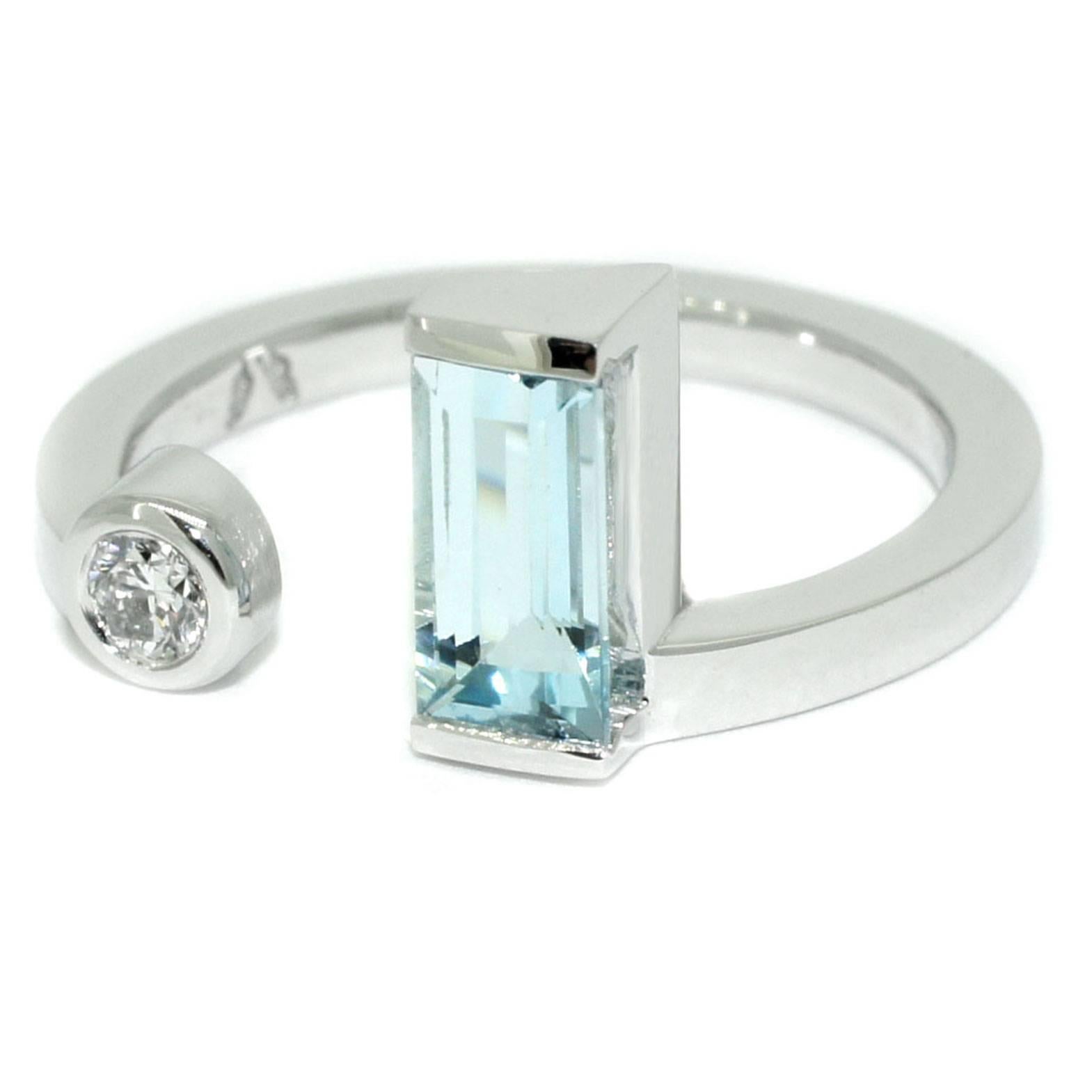 The design of this modern but timeless ring was inspired by the skyline and architecture of Manhattan, and its strong Art Deco influence. It features a baguette cut aquamarine and a round brilliant cut diamond, set in 18k white gold. This stylish