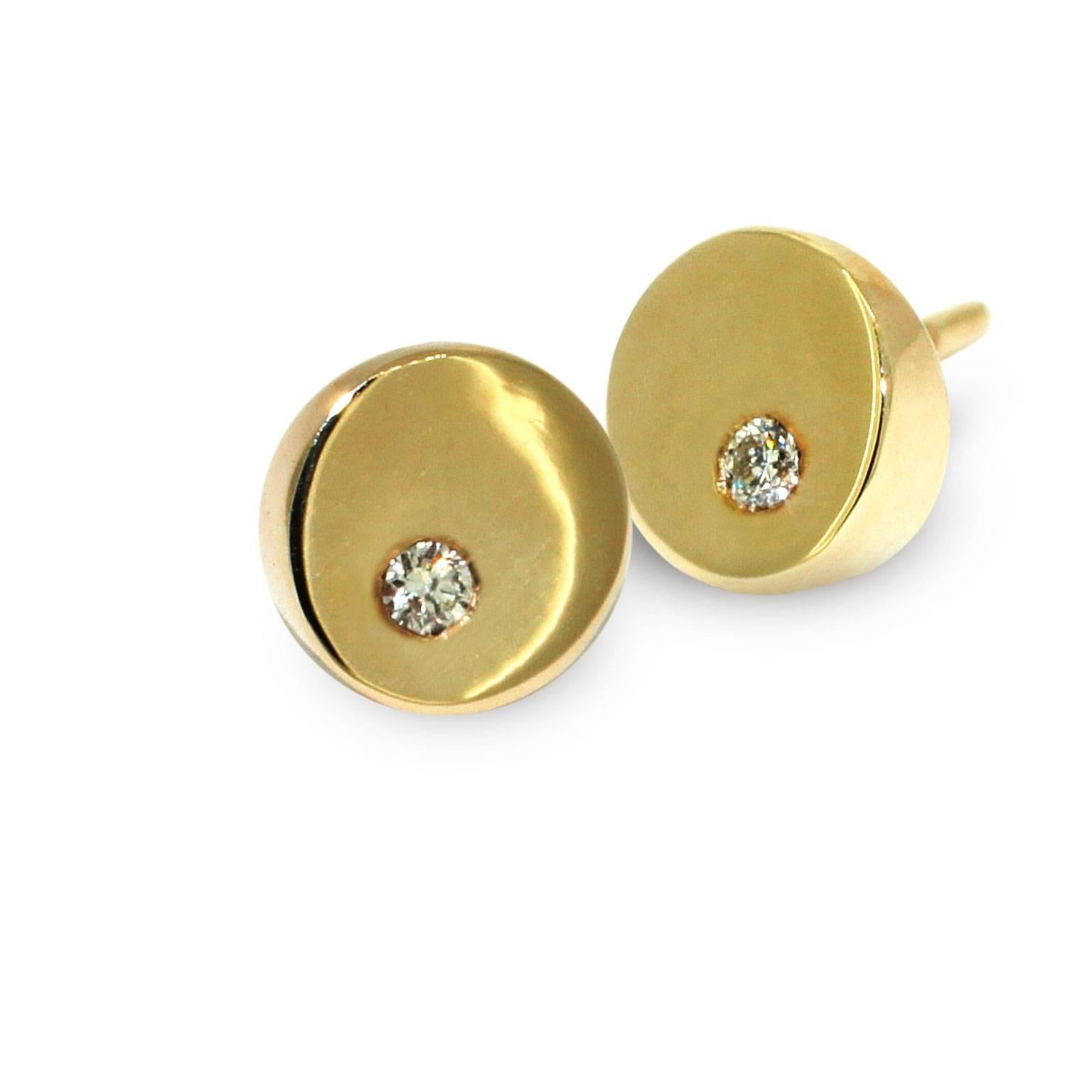 These minimalist, geometric stud earrings’ design was inspired by clean lines of geometry. With one side of the disc thicker than the other, these simple, elegant earrings are versatile and infinitely wearable. 

Crafted in Sydney, in 9 karat yellow