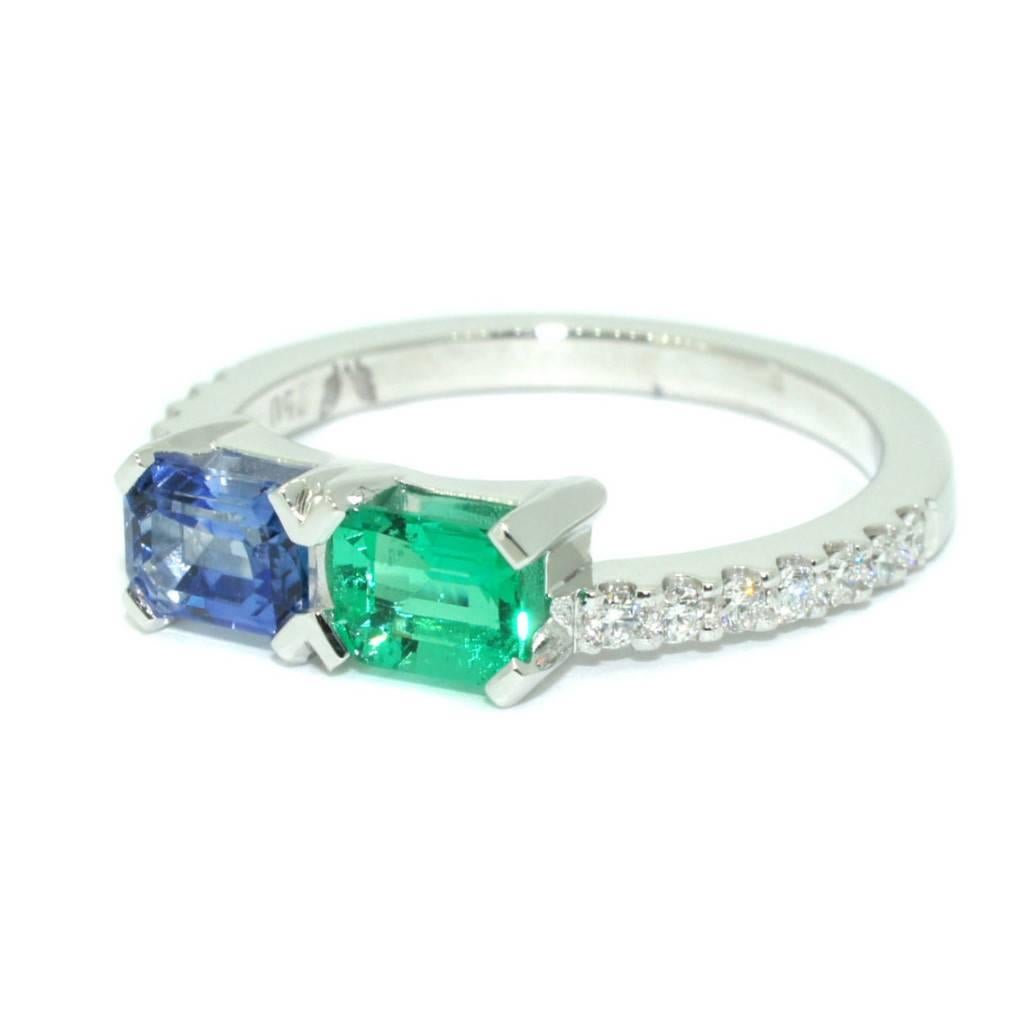 The design of this gorgeous ring was inspired by the architecture of New York, and in particular, the Empire State building. It features a duo of top quality gems, a bright green Colombian emerald and a cornflower blue sapphire, offset in a diamond