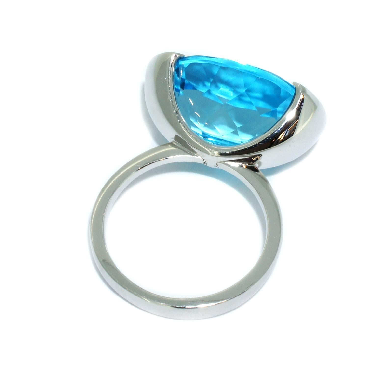 Lizunova Blue Topaz Cocktail Ring in White Gold In New Condition In Sydney, NSW