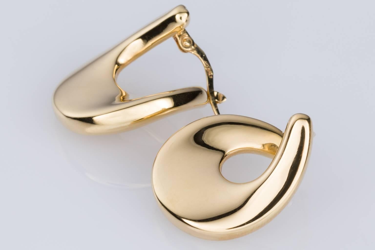 Simple and great for everyday wear, light and easy on the ears. These super earrings are fashioned in high polish 9k yellow gold with a swirl design that starts at the front of the earlobe and swings around to the back. They are a great look on the