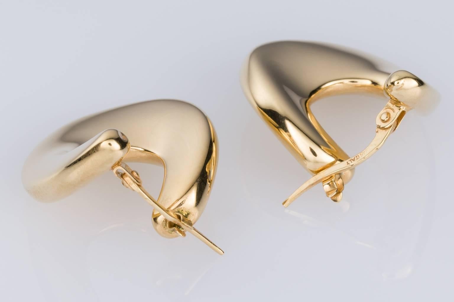 Contemporary 9 Karat Yellow Gold Swirl Hoop Earrings
