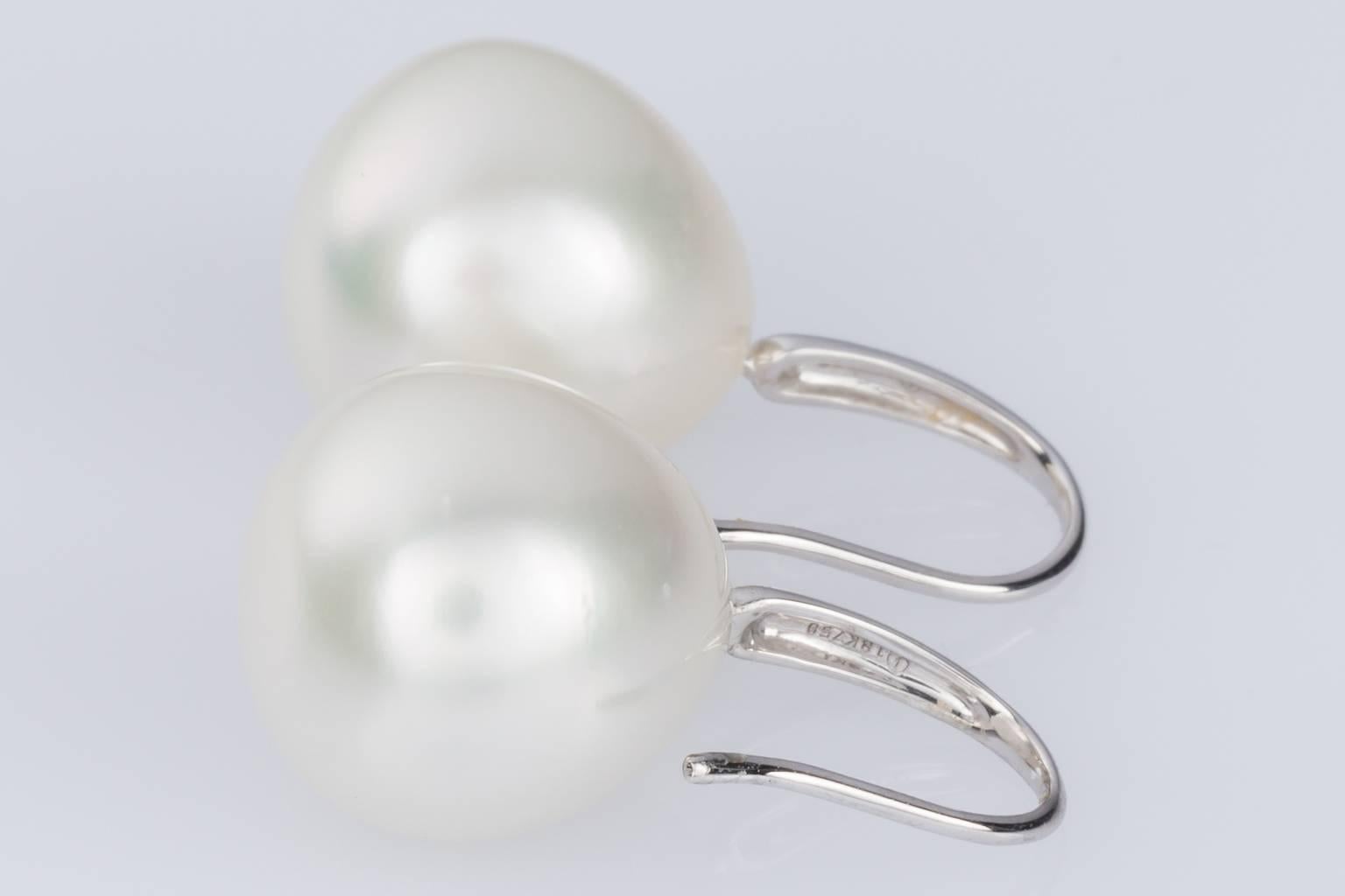18 Karat White Gold South Sea Pearl Drop Earrings In Excellent Condition In QLD , AU