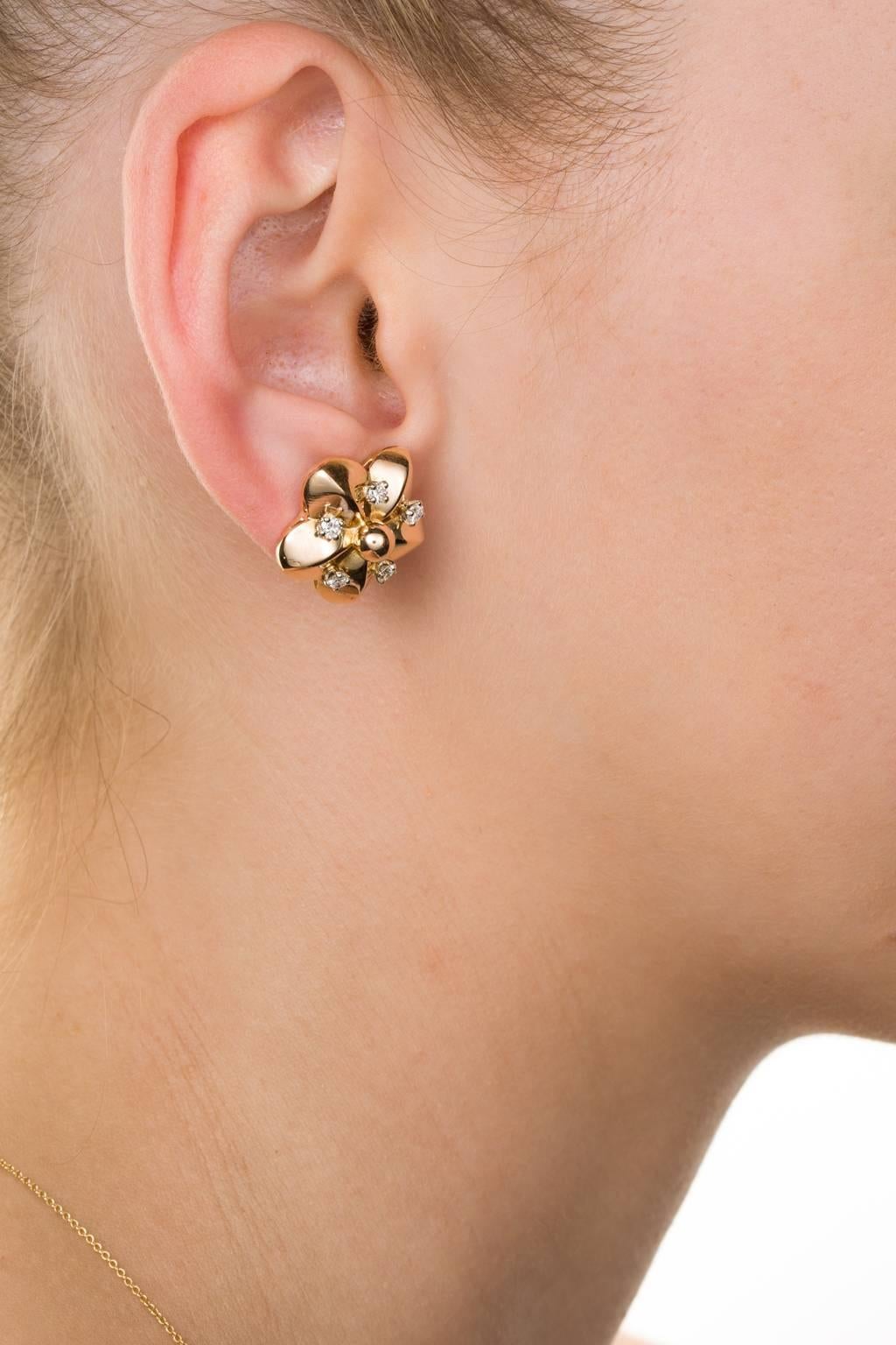 18 Karat Yellow Gold and Diamond Floral Stud Earrings For Sale 1