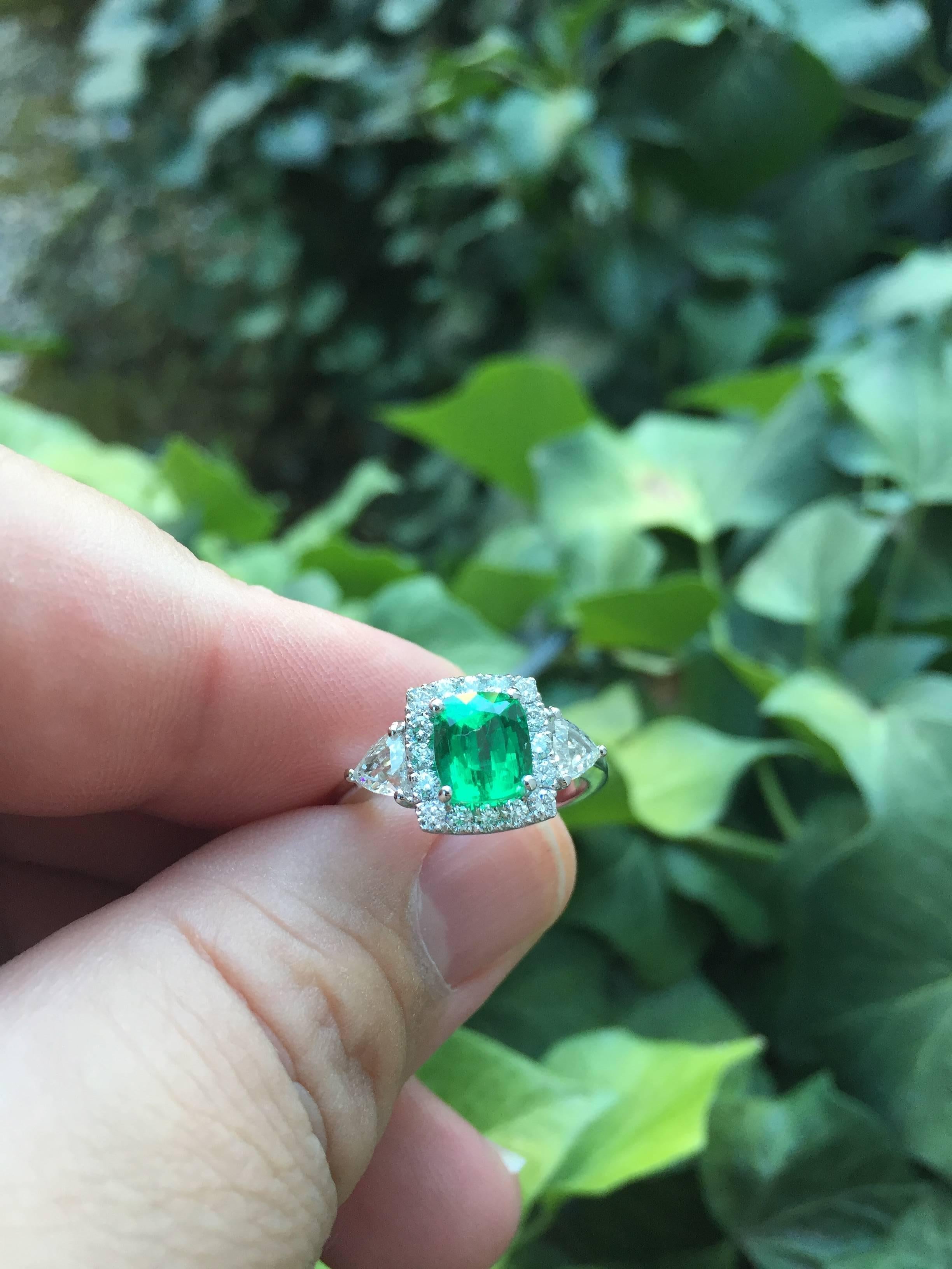 Very Fine 2.59 Carat Certified Emerald and Diamonds Ring 18 Karat Gold 1