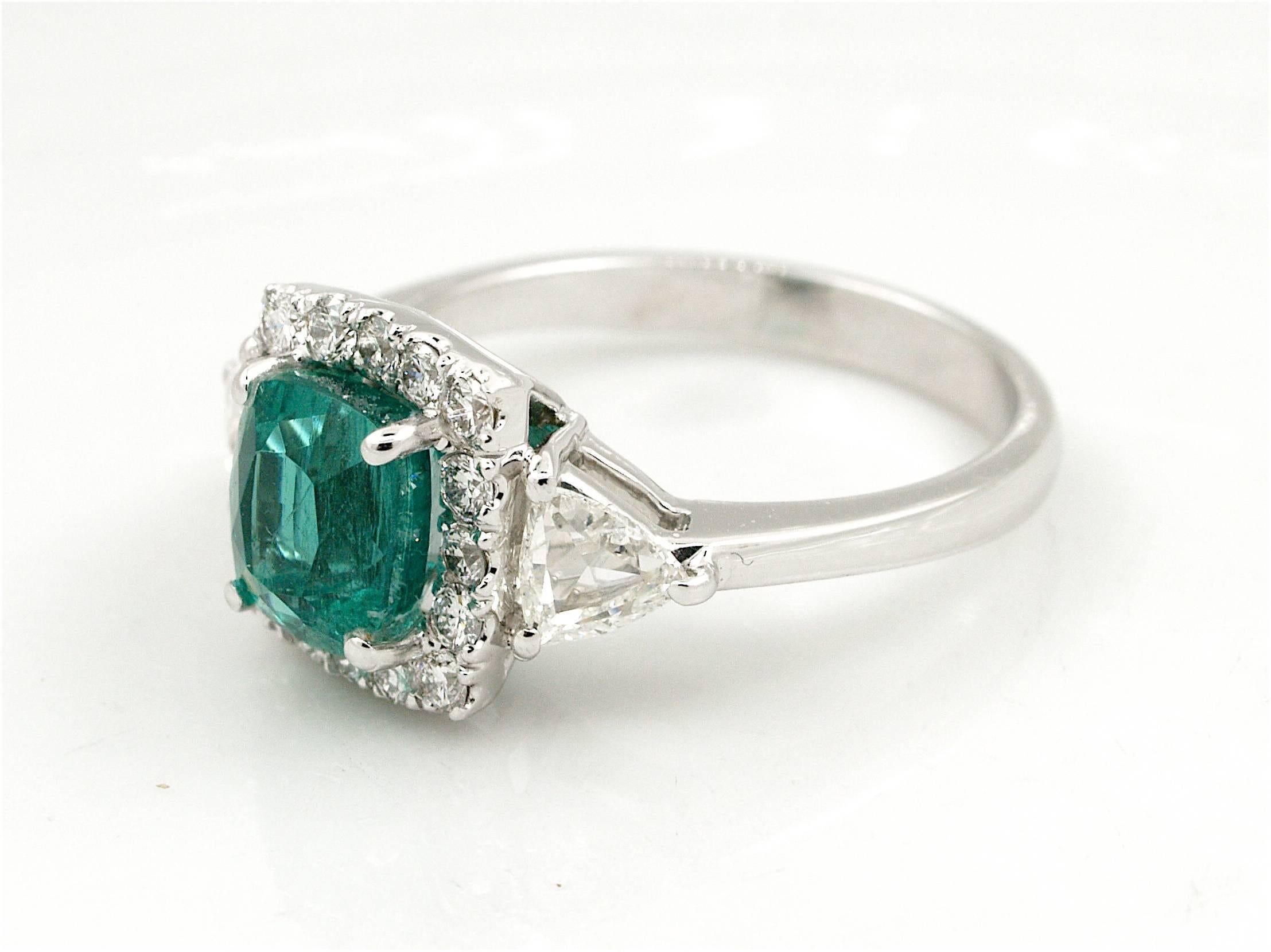 Very Fine 2.59 Carat Certified Emerald and Diamonds Ring 18 Karat Gold In New Condition In Grenoble, FR