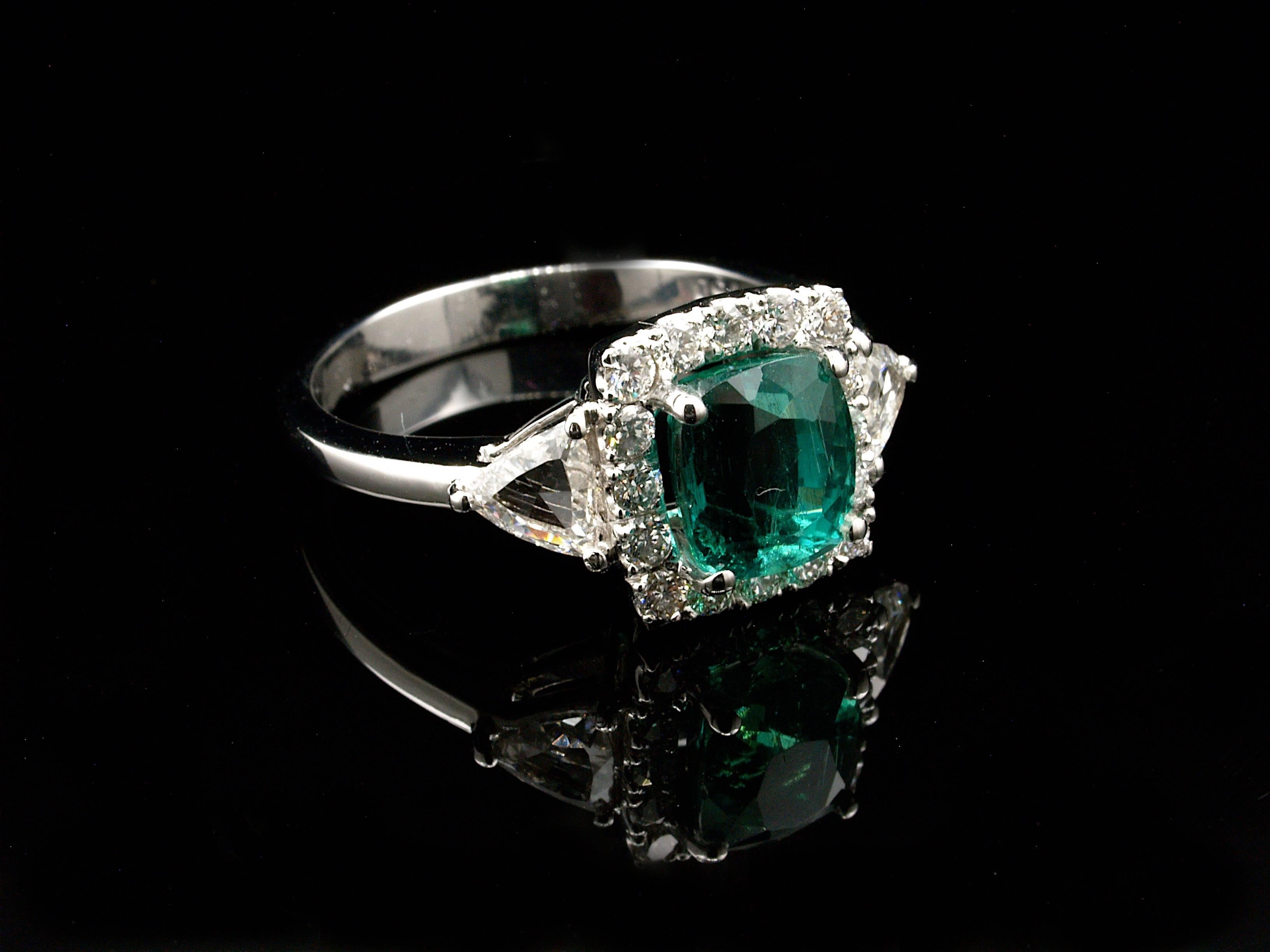 Women's Very Fine 2.59 Carat Certified Emerald and Diamonds Ring 18 Karat Gold