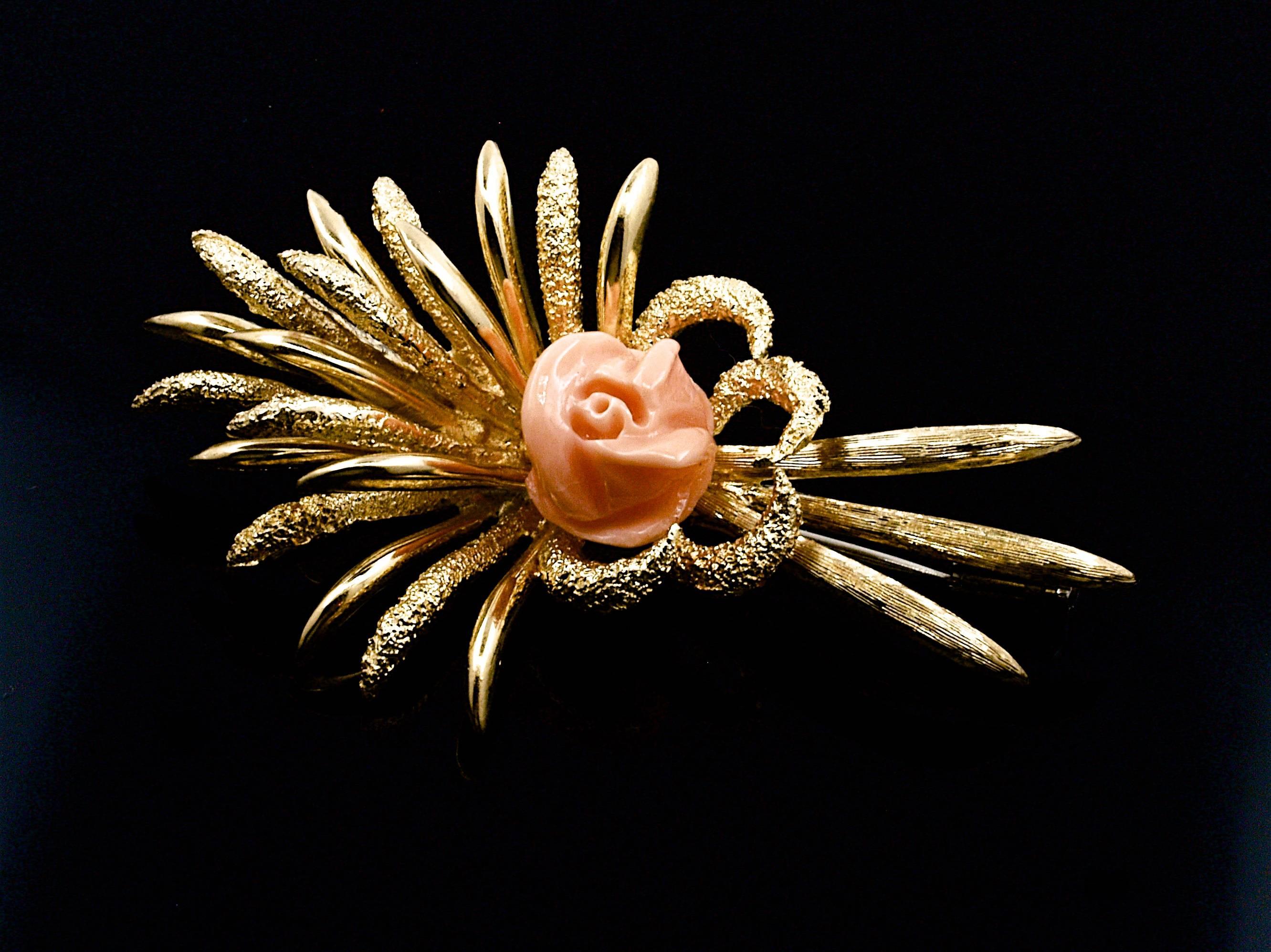 This brooch is from the 1950s, it is 18 karat yellow and is decorated with a salmon colored coral flower.

You can see the detail on this brooch, simply superb, the most beautiful effect !!

Weight is 12.6 grams and its length is 5.5 cm.

Very nice