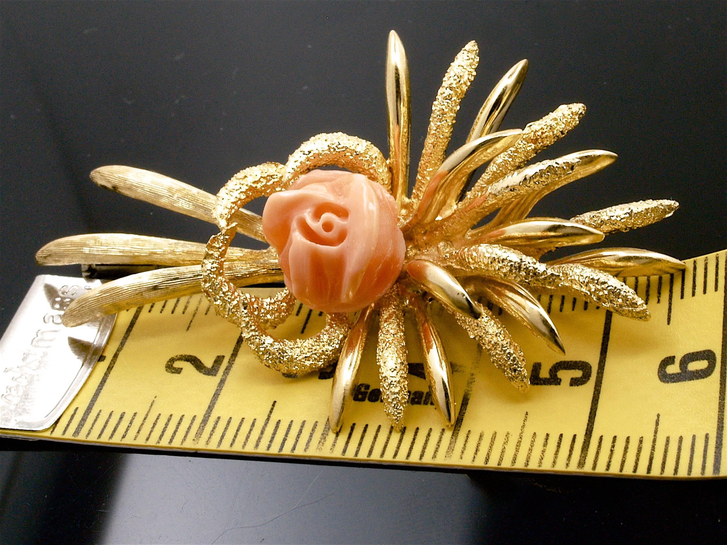 Yellow Brooch 1950s, Coral and 18 Karat Gold In Good Condition For Sale In Grenoble, FR