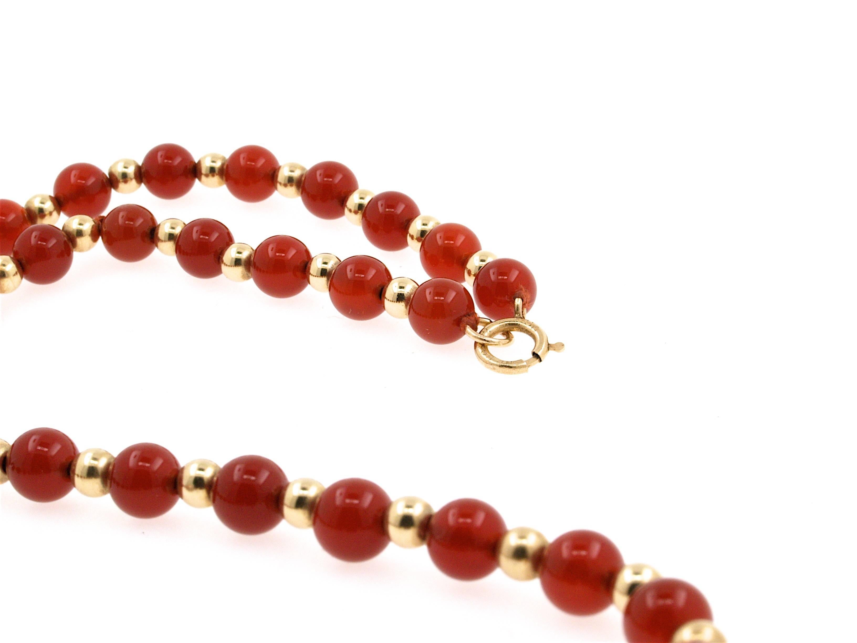 A magnificent 1960's Van Cleef & Arpels necklace with carnelian and gold pearl.

This beautiful necklace is composed of carnelian beads alternated with gold pearls embellished in the center by a larger carnelian cylinder.

Clasp And gold pearls 