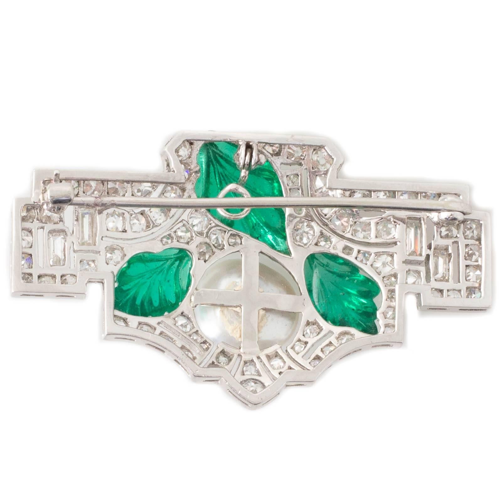 Women's or Men's Art Deco Natural Pearl Emerald Platinum Brooch