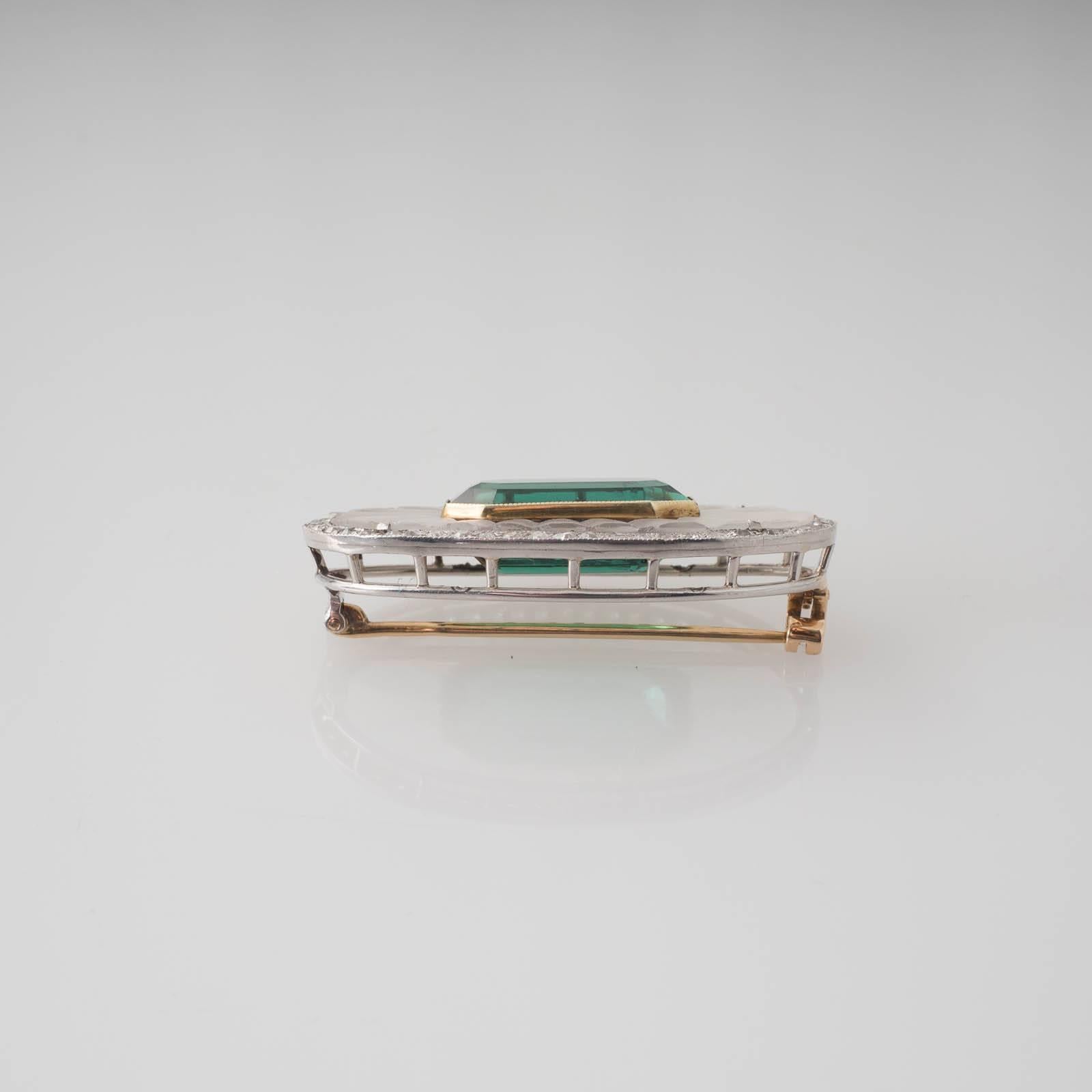 Women's or Men's Art Deco Crystal Green Tourmaline Diamond Yellow Gold Platinum Brooch For Sale