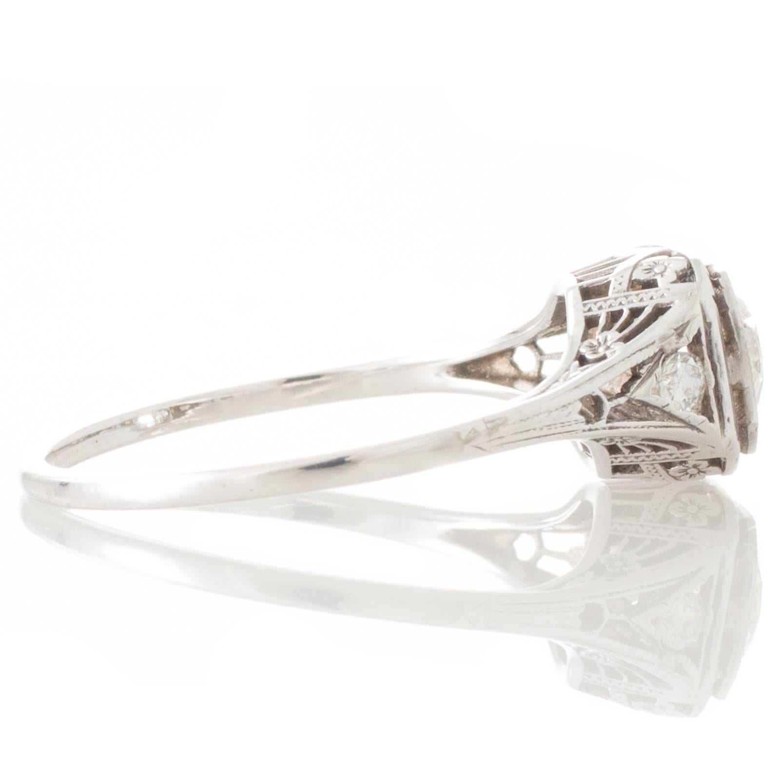 Art Deco 1.02 Carat Old Cut Diamond and Platinum Solitaire Ring For Sale 1