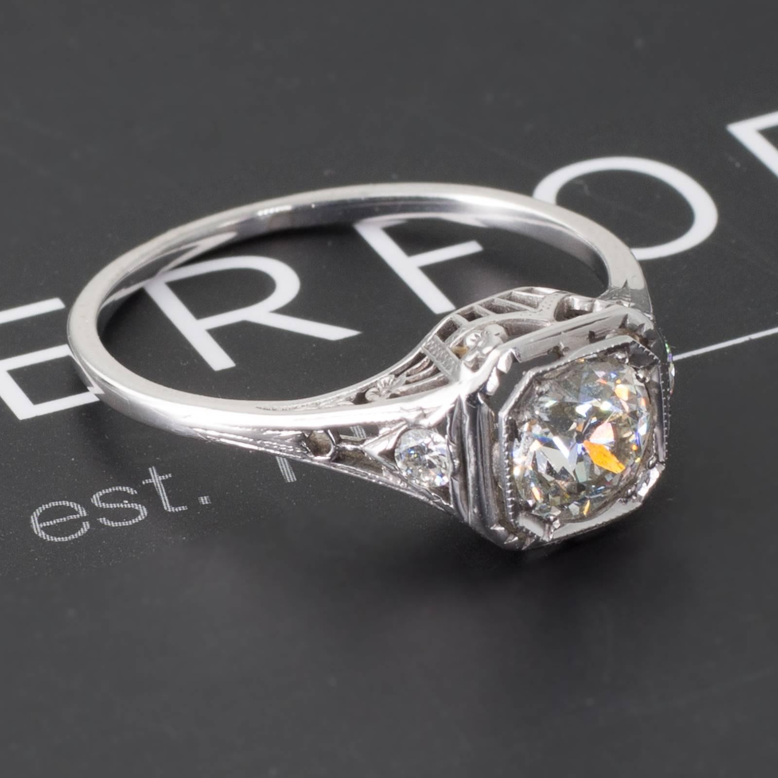 Art Deco 1.02 Carat Old Cut Diamond and Platinum Solitaire Ring For Sale 3