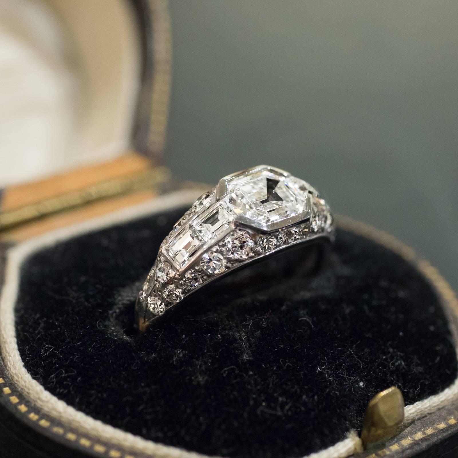 Art Deco 1.10 Carat Old Emerald Cut Diamond and Platinum Ring 4