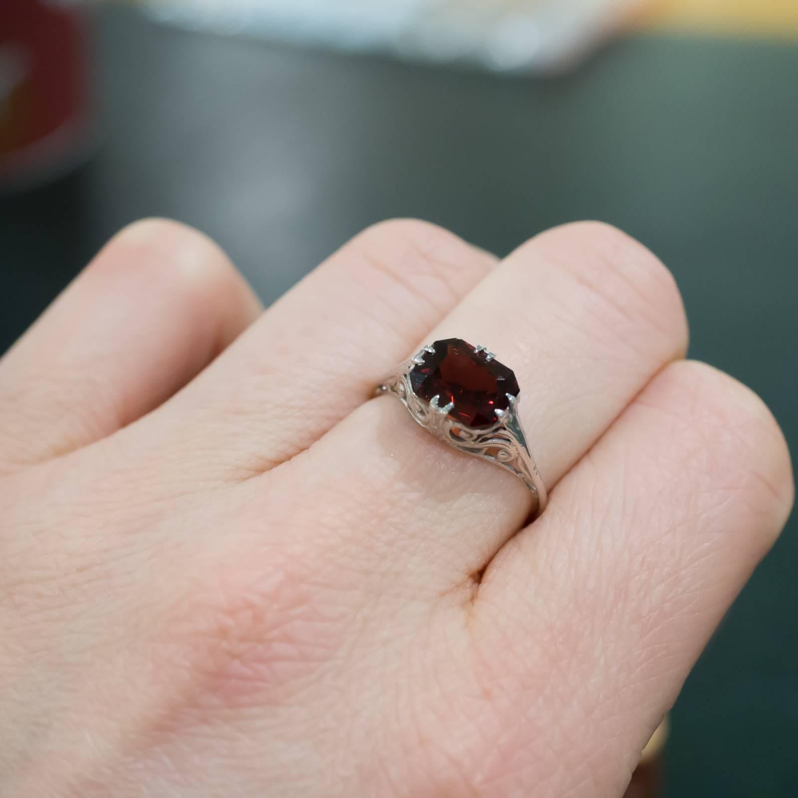 Art Deco Antique Pyrope Garnet and White Gold Filigree Ring