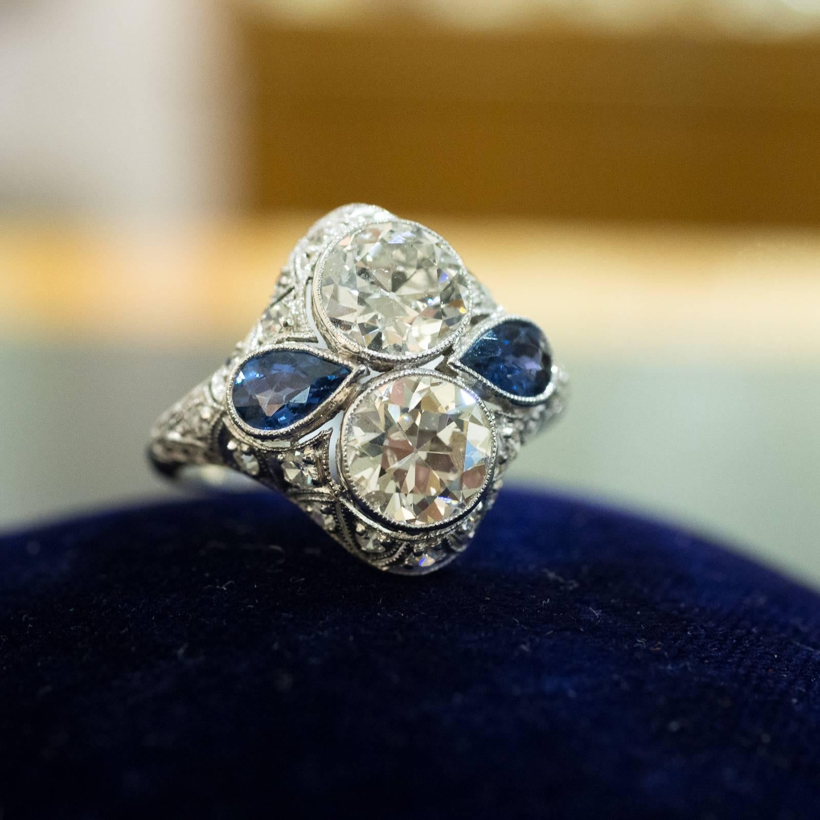 Women's 2.90 Carat Antique Diamond and Sapphire Art Deco Dinner Ring For Sale