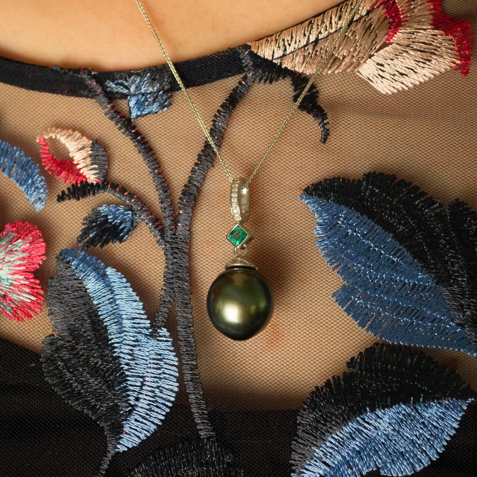 Tahitian South Sea Pearl, Emerald and Diamond White Gold Enhancer Pendant In New Condition For Sale In Melbourne, AU