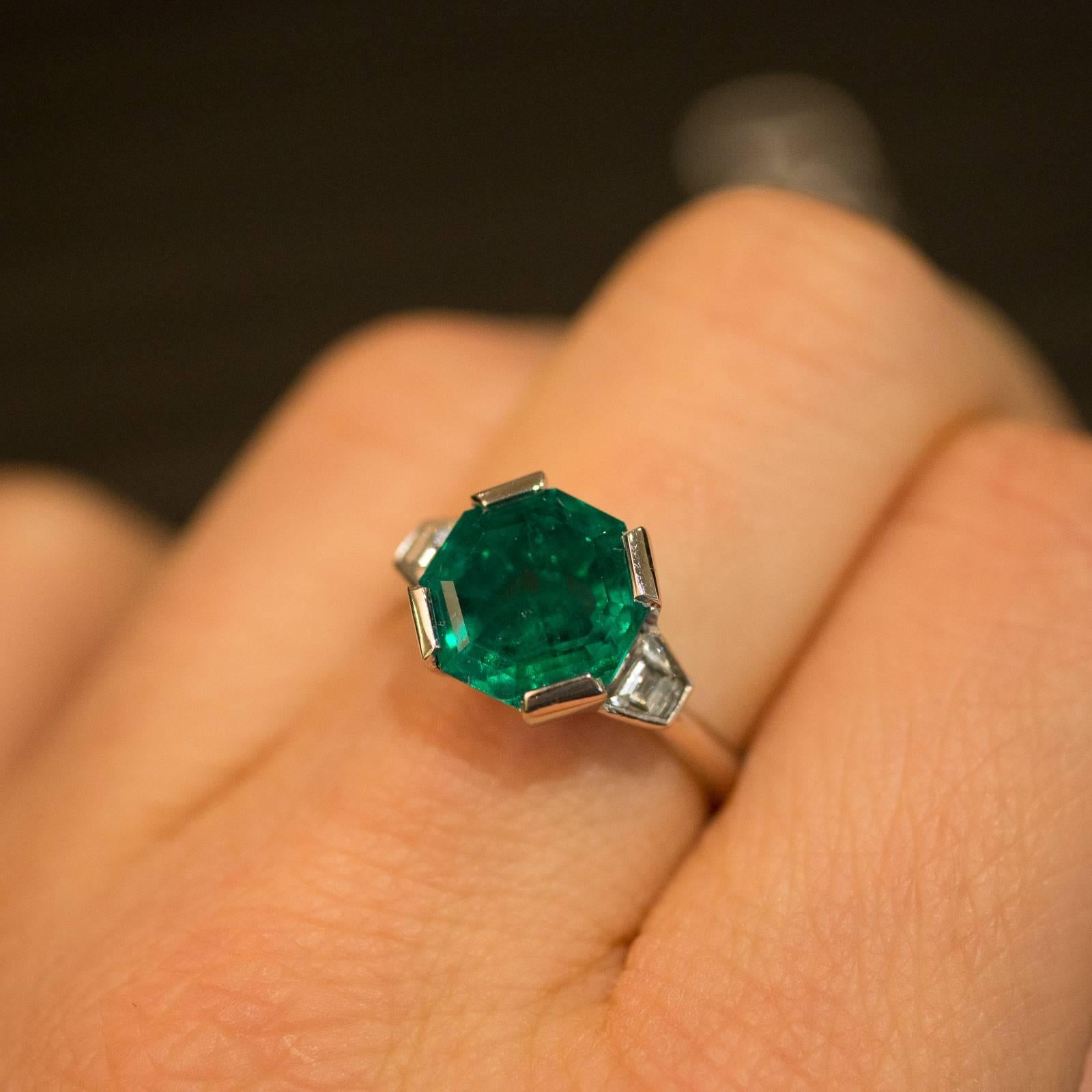 Women's Handmade 2.94 Carat Colombian Emerald and Diamond Ring For Sale