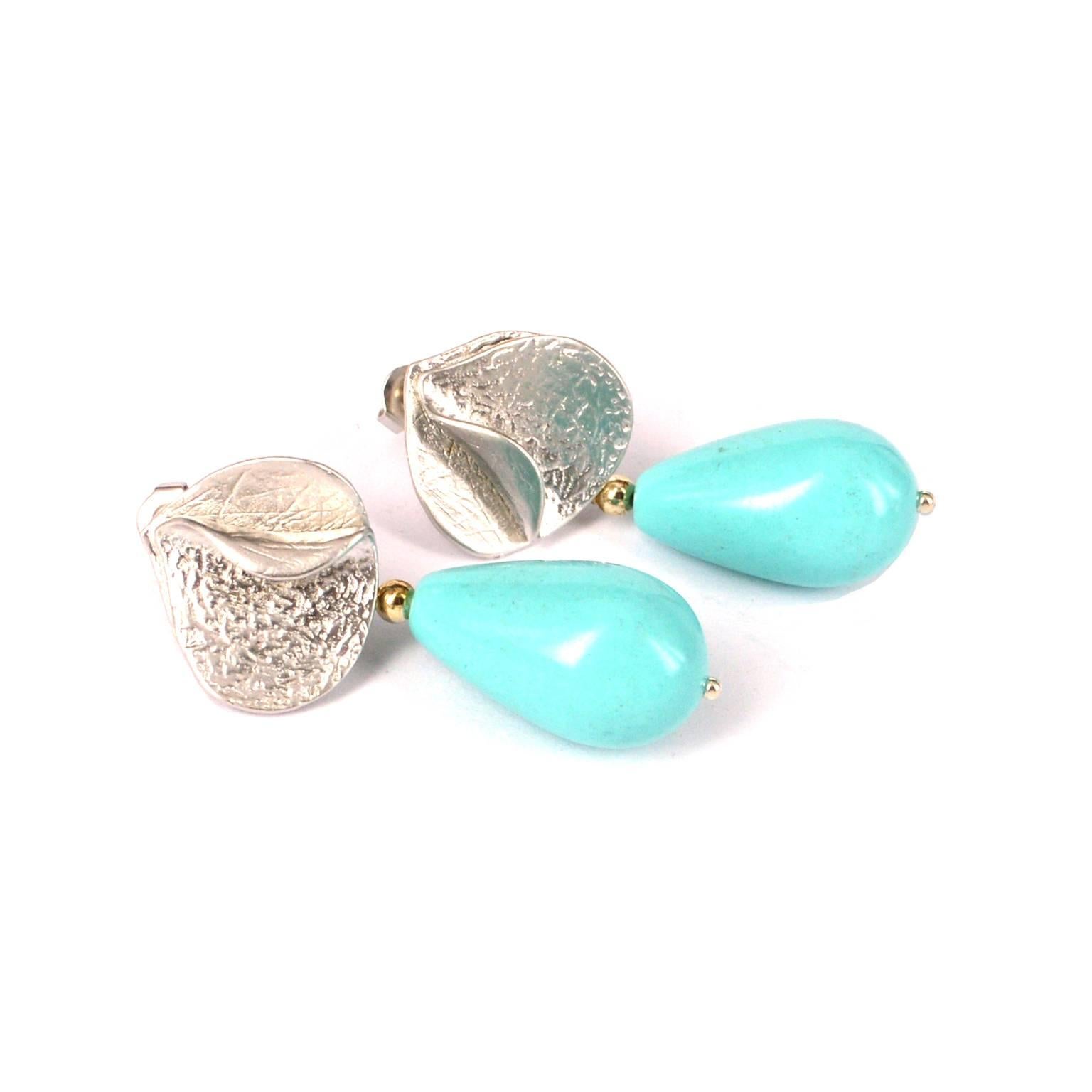 White gold plated brass stud with Sterling Silver post.
Turquoise blue resin tear drop measures 12mm x 20mm
Total earring drops 38mm from ear lobe.
