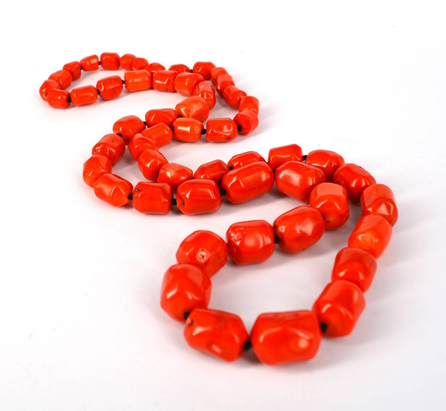 Graduated orange sea bamboo coral nuggets orange and hand knotted on a black thread.
Total necklace length 100cm long. 