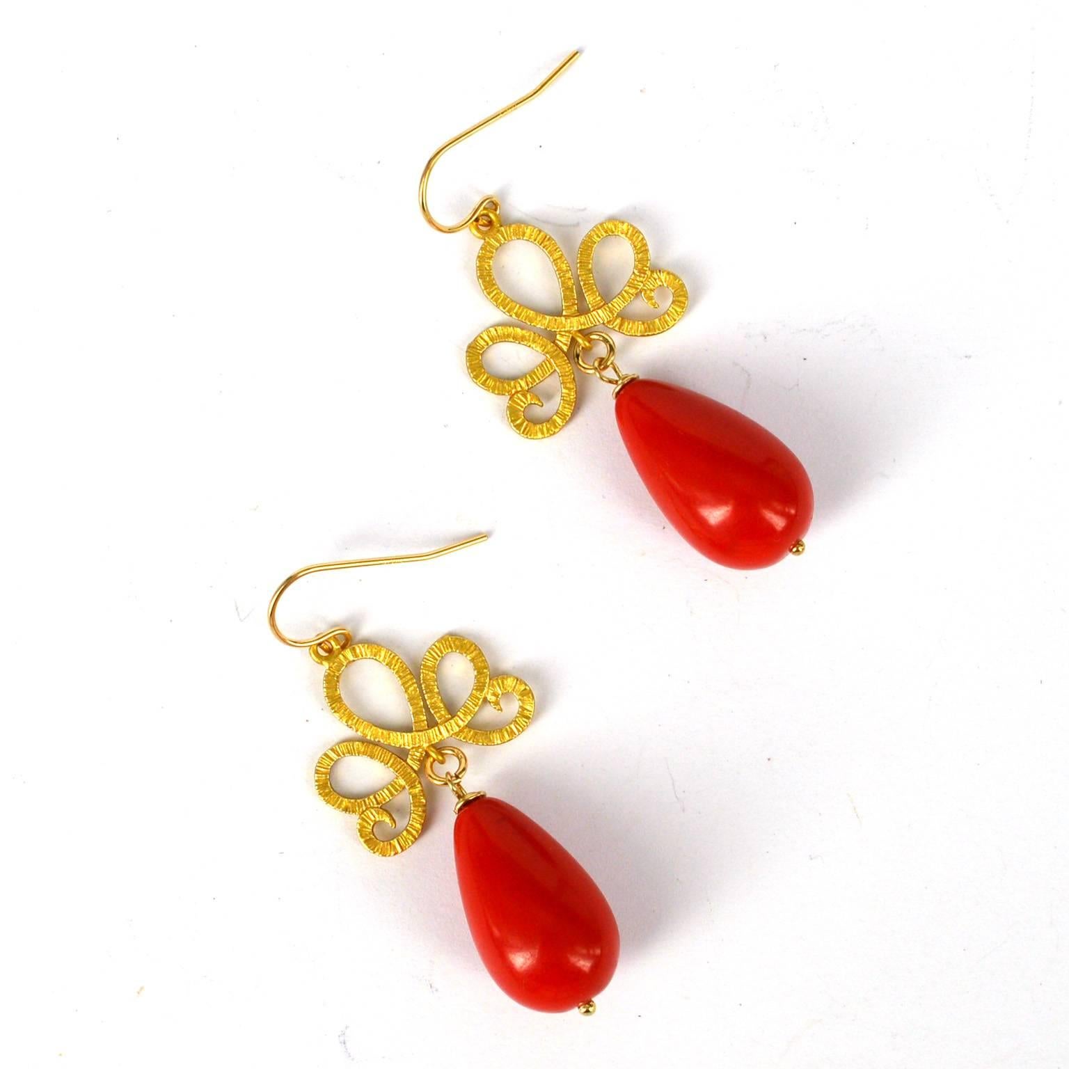 14k gold filled sheppard with 16k gold plated scroll connector and 12x20mm red resin tear drop.
50mm dangle earring