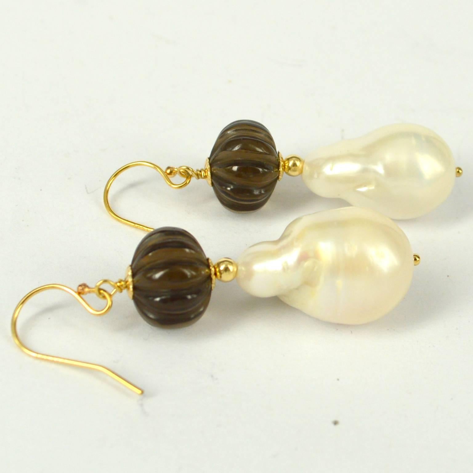 Stunning hand carved melon Shaped Smokey Quartz with a high Quality Baroque Fresh Water Pearl.
Smokey Quartz Beads measure 11x8mm with a 14x20mm Pearl.
All findings are 14k Gold Filled
length of Earrings is 47mm