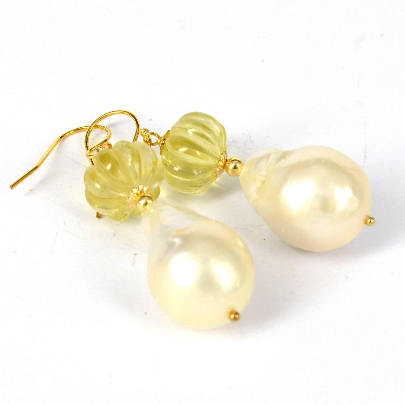 Stunning hand carved melon Shaped Lemon Quartz with a high Quality Baroque Fresh Water Pearl.
Lemon Quartz Beads measure 11x8mm with a 15x20mm Pearl.
All findings are 14k Gold Filled
length of Earrings is 48mm