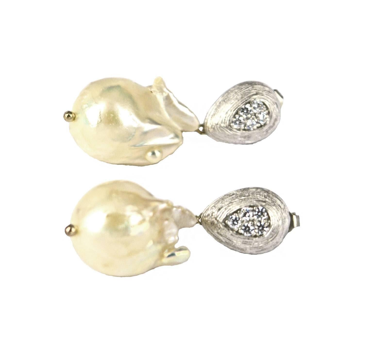 White Fresh Water Baroque Pearl with Rhodium plated CZ stud Sterling silver headpin.
38mm total length.
22mm x15mm pearl
Each earring weighs approx. 7 grams