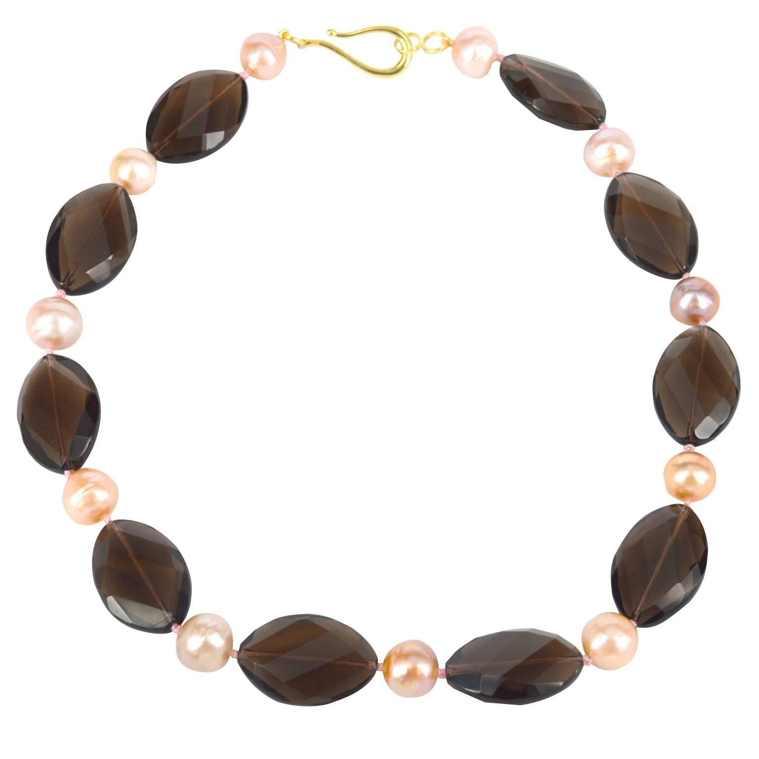 20x30mm unusual shaped faceted Smokey Quartz and naturally Pink Baroque 12-13mm Fresh Water Pearls and a easy to use 29mm Gold Plate Sterling Silver hook Clasp. Finished necklace measures 51cm.

Faceted oval 30x20mm Smokey Quartz with natural