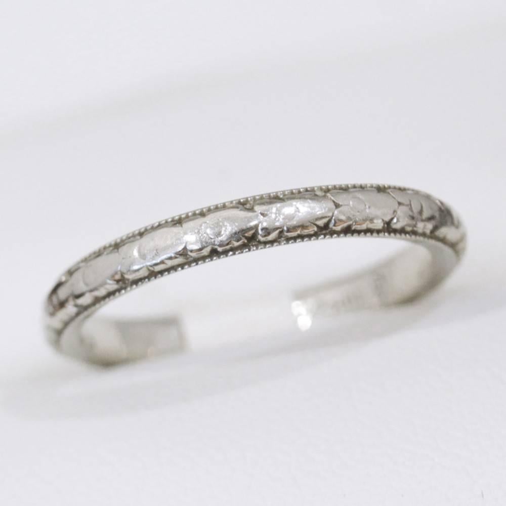 1920s Engraved Art Deco Gold Wedding or Stacking Band Ring In Excellent Condition For Sale In Sydney CBD, AU