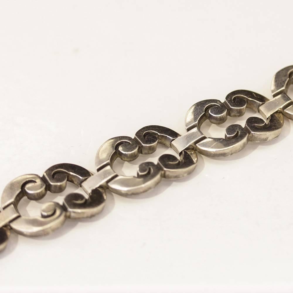 Handmade Vintage silver flex link bracelet design Taxco Mexico . 

Beautifully hand crafted facing “C” silver flex link bracelet in sterling silver. A collectable piece of the artist community of Taxco Mexico.

Length 18.5cm