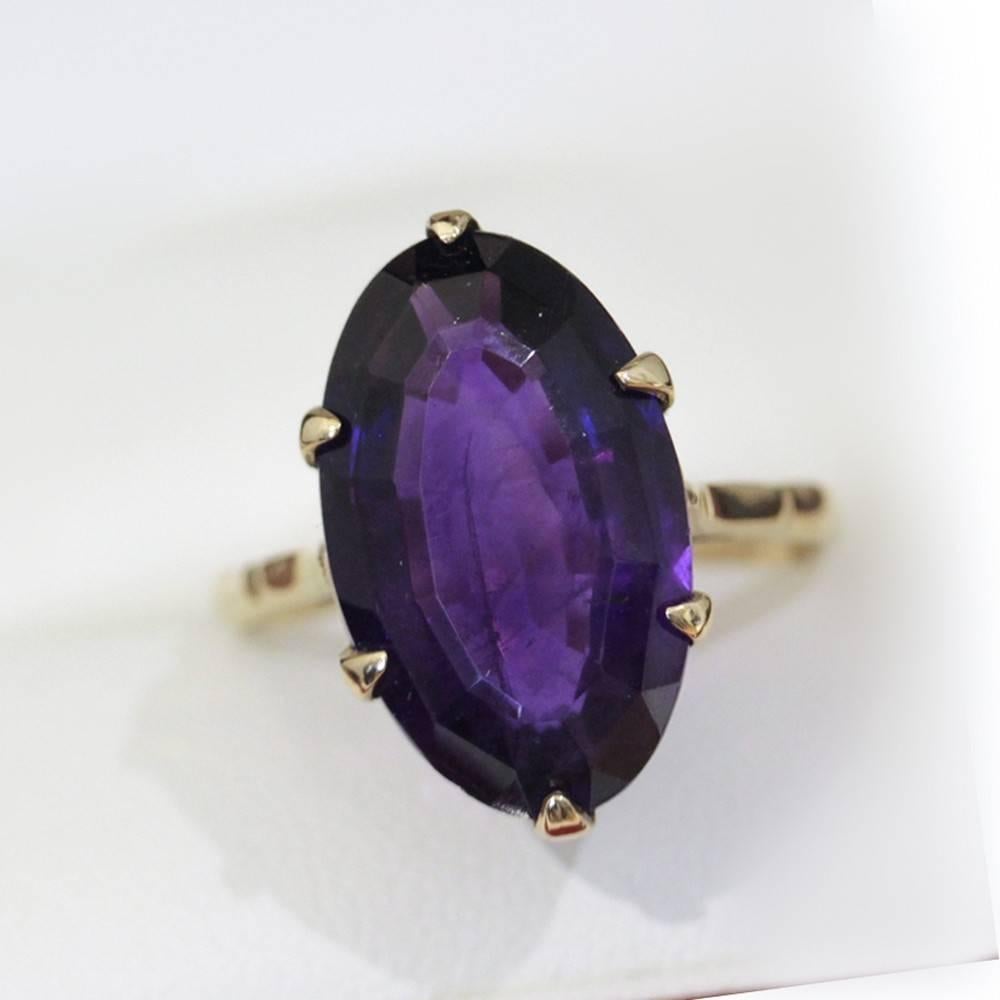 Contemporary Vintage Large Oval Cut Natural Amethyst Yellow Gold Cocktail Ring For Sale