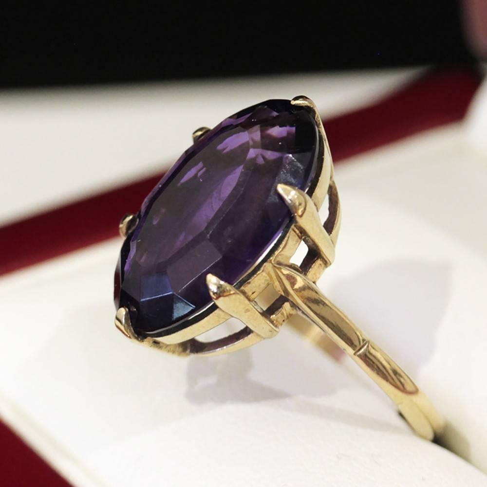 Vintage Large Oval Cut Natural Amethyst Yellow Gold Cocktail Ring In Good Condition For Sale In Sydney CBD, AU