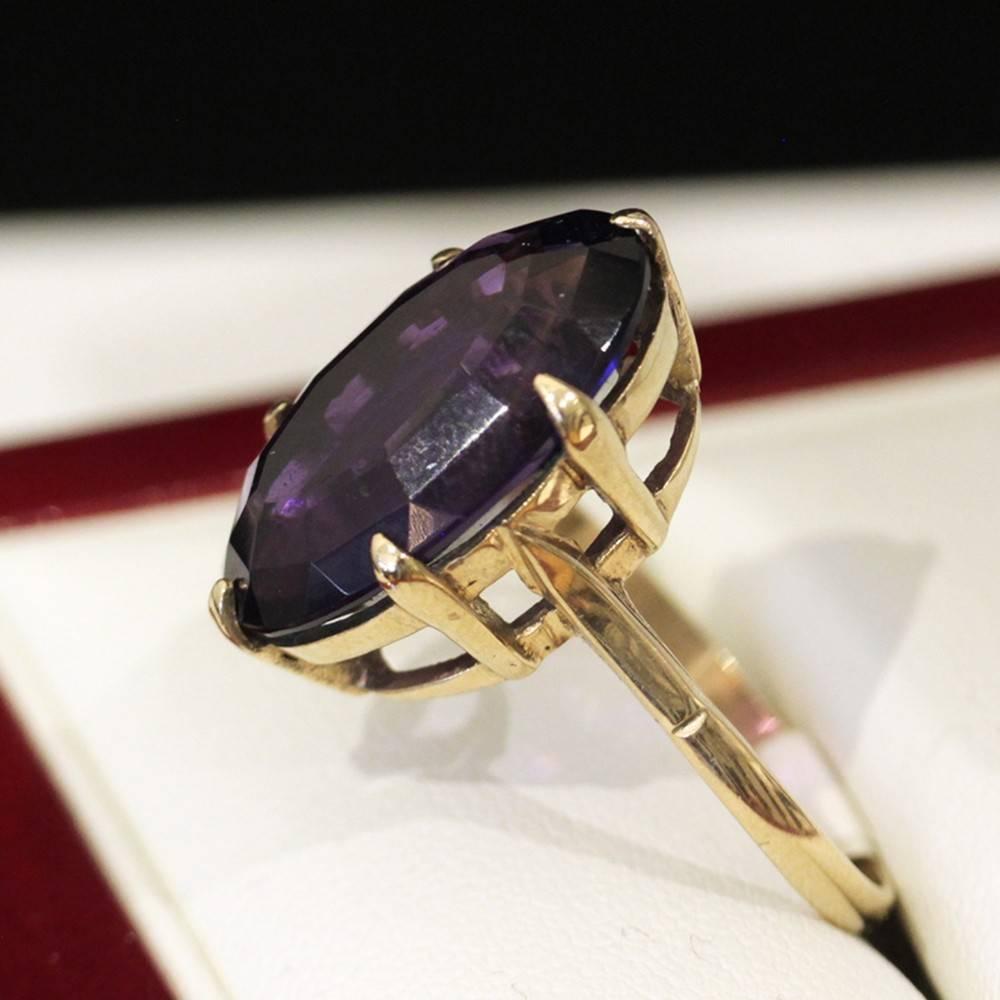 Vintage Large Oval Cut Natural Amethyst Yellow Gold Cocktail Ring For Sale 1