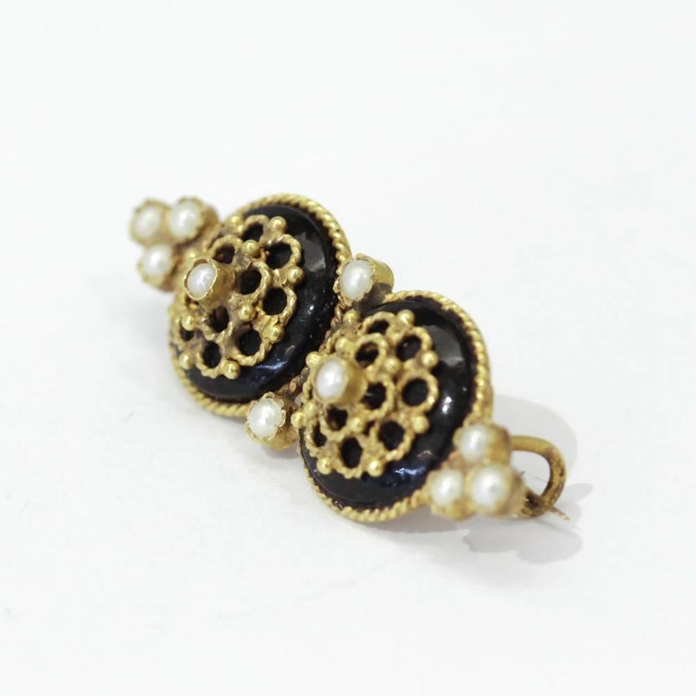 Antique Handmade 14ct Gold Onyx and seed pearl brooch.  This lovely Antique Onyx and seed pearl brooch in 14ct yellow gold is in very good condition.  

The back clasp is  typical 
