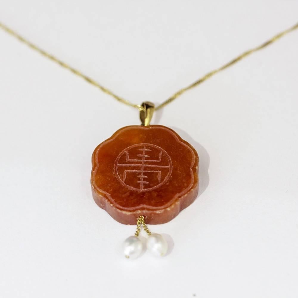 Lovely Chinese Red Jade carved pendant with two Pearl drops

Vintage Chinese Red Jade pendant with carved Chinese symbol at center and two Fresh Cultured Pearl drops, and 14ct gold fittings.

Dimensions - 2.2cm x 2.2cm x 50mm