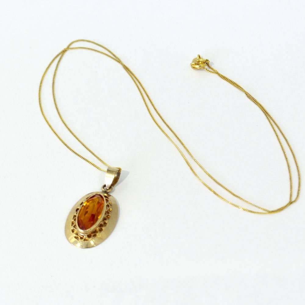 Vintage Oval cut Citrine in Yellow Gold Pendant Necklace.

Lovely Vintage Oval cut Citrine pendant in 9ct gold setting on a 14k yellow gold chain

Length of pendant - 2.5 cms
Chain drop - 22 cms
Total weight - 2.90 gm