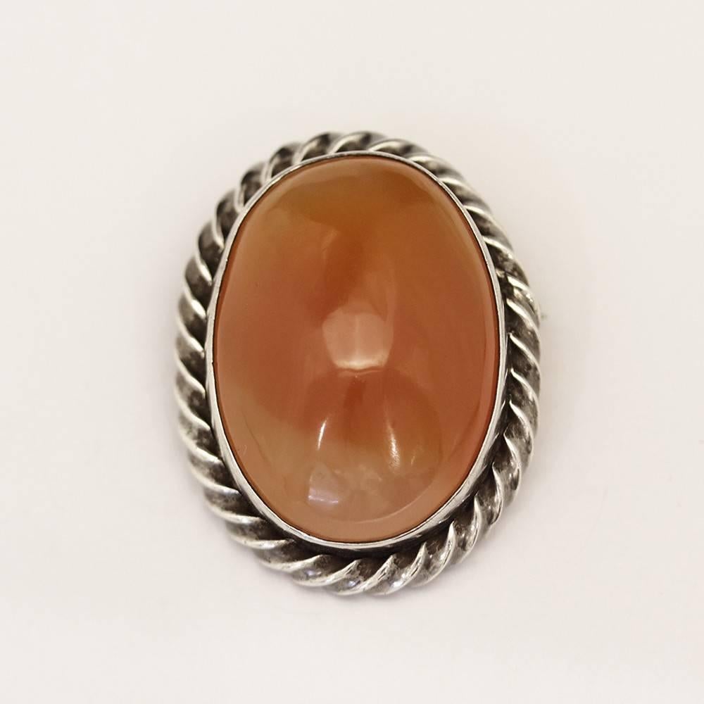 Art Deco 1940s Oval Agate Cabochon Set into a Sterling Silver Roped Shaped Bezel Brooch For Sale