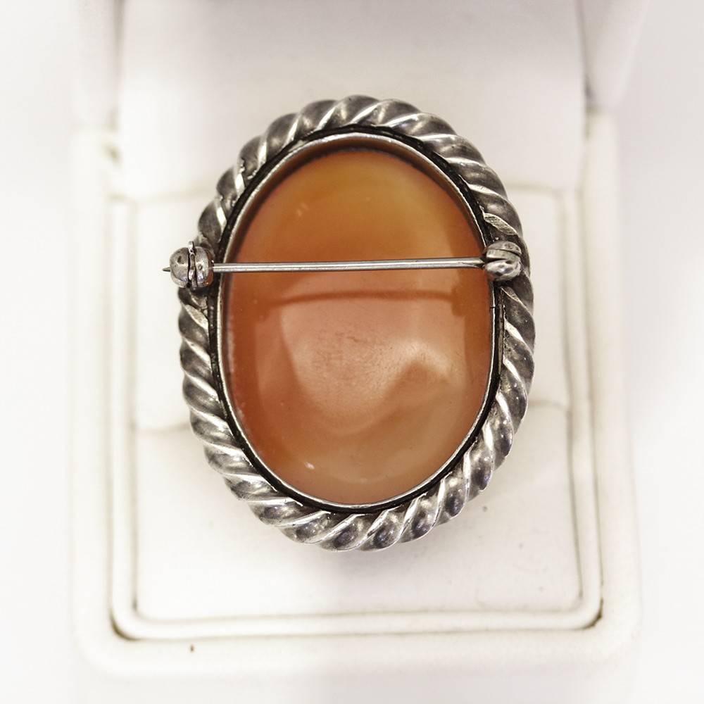 1940s Oval Agate Cabochon Set into a Sterling Silver Roped Shaped Bezel Brooch In Good Condition For Sale In Sydney CBD, AU