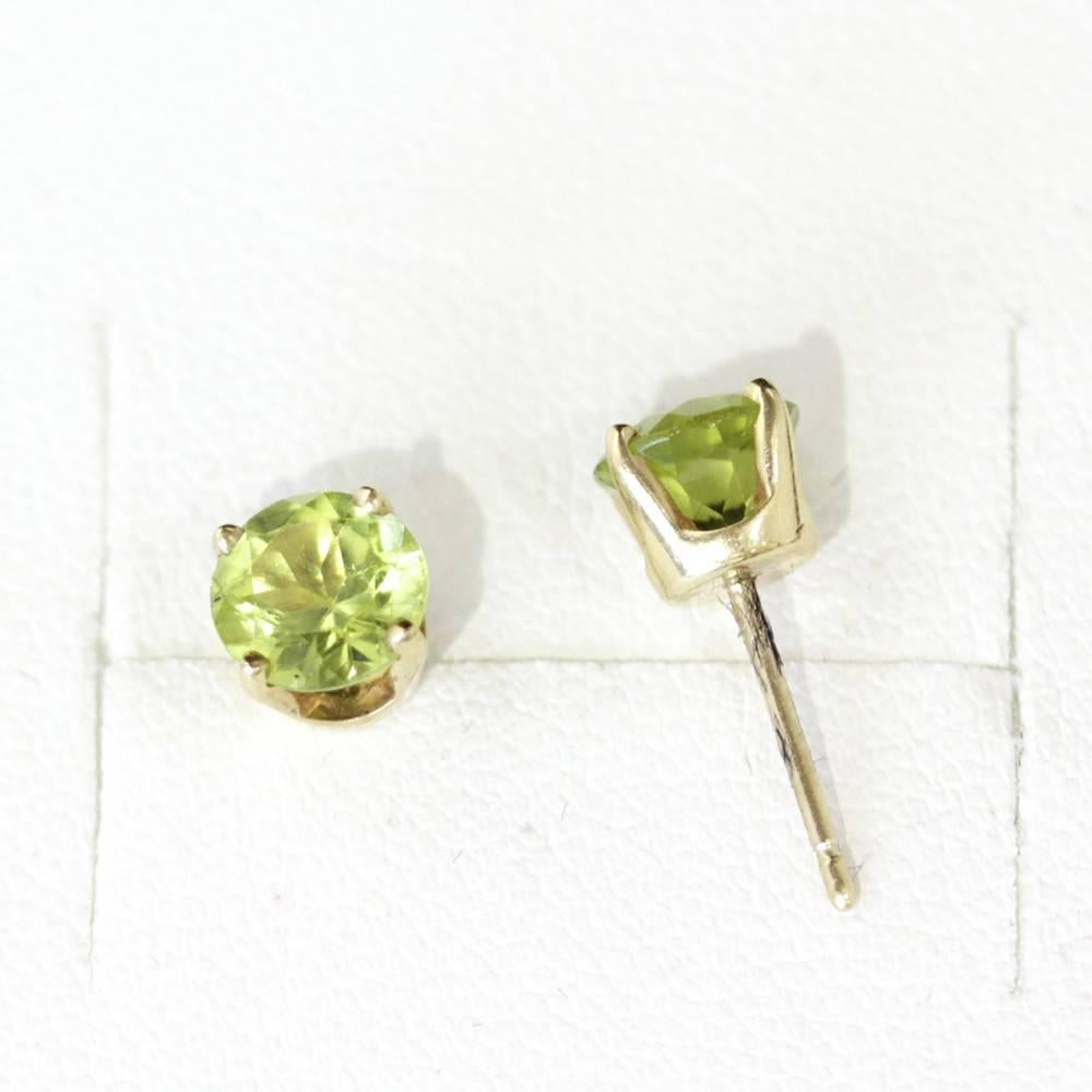 Peridot Single Stone Yellow Gold Prong Set Stud Earring In Excellent Condition For Sale In Sydney CBD, AU