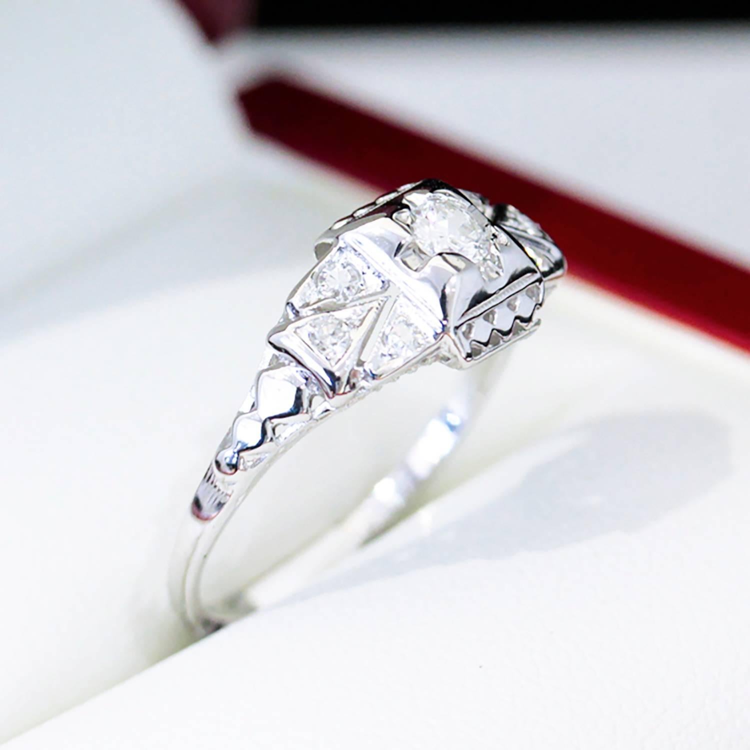 Art Deco Diamond and White Gold Filigree Engagement Ring In Excellent Condition For Sale In Sydney CBD, AU