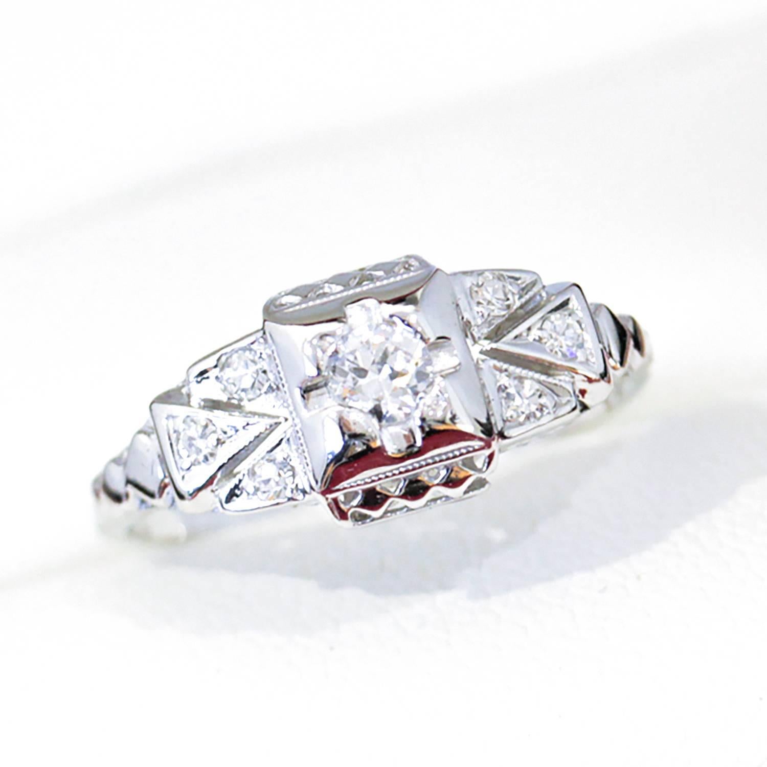 Women's Art Deco Diamond and White Gold Filigree Engagement Ring For Sale