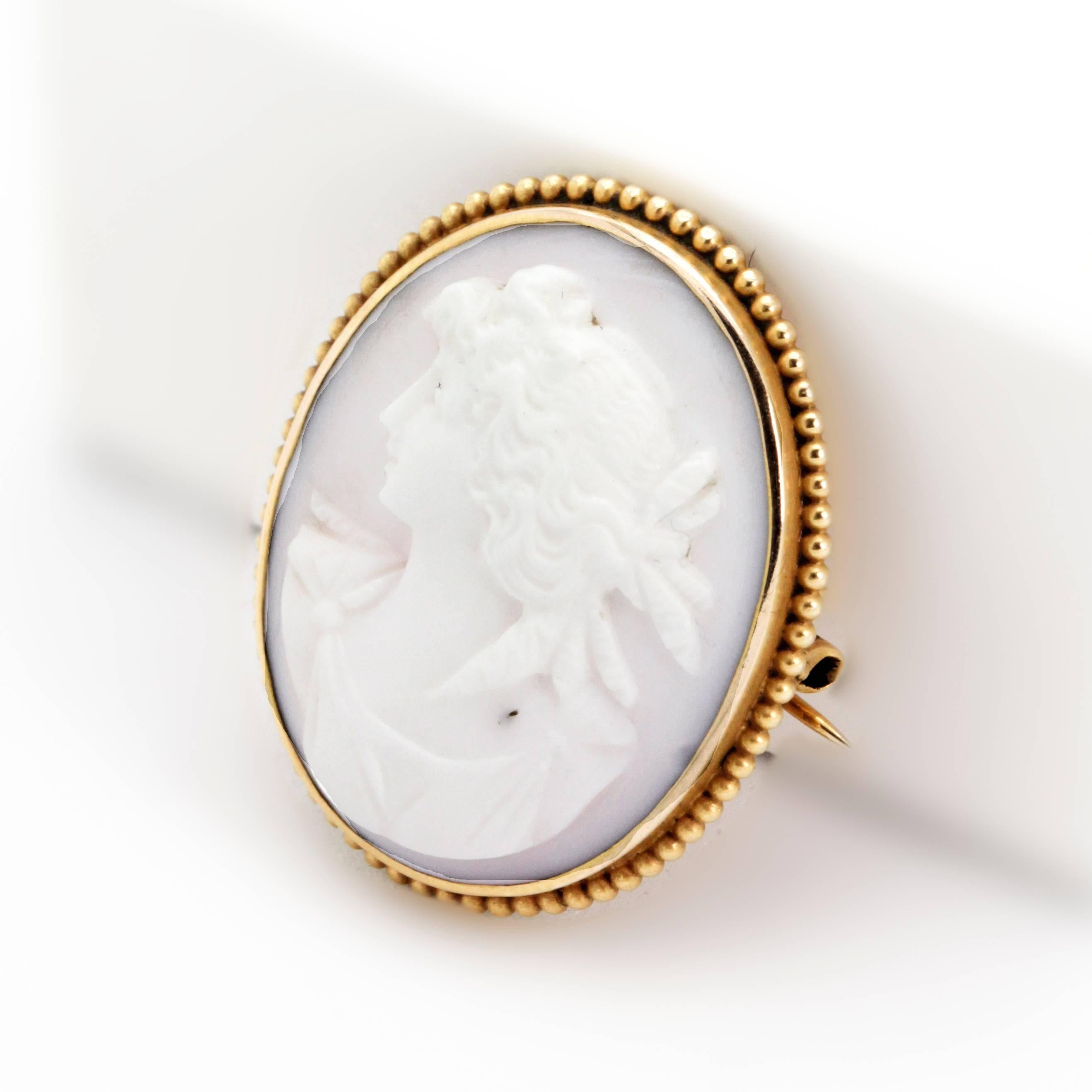 Lovely Victorian Original Cameo Brooch In Excellent Condition For Sale In Sydney CBD, AU