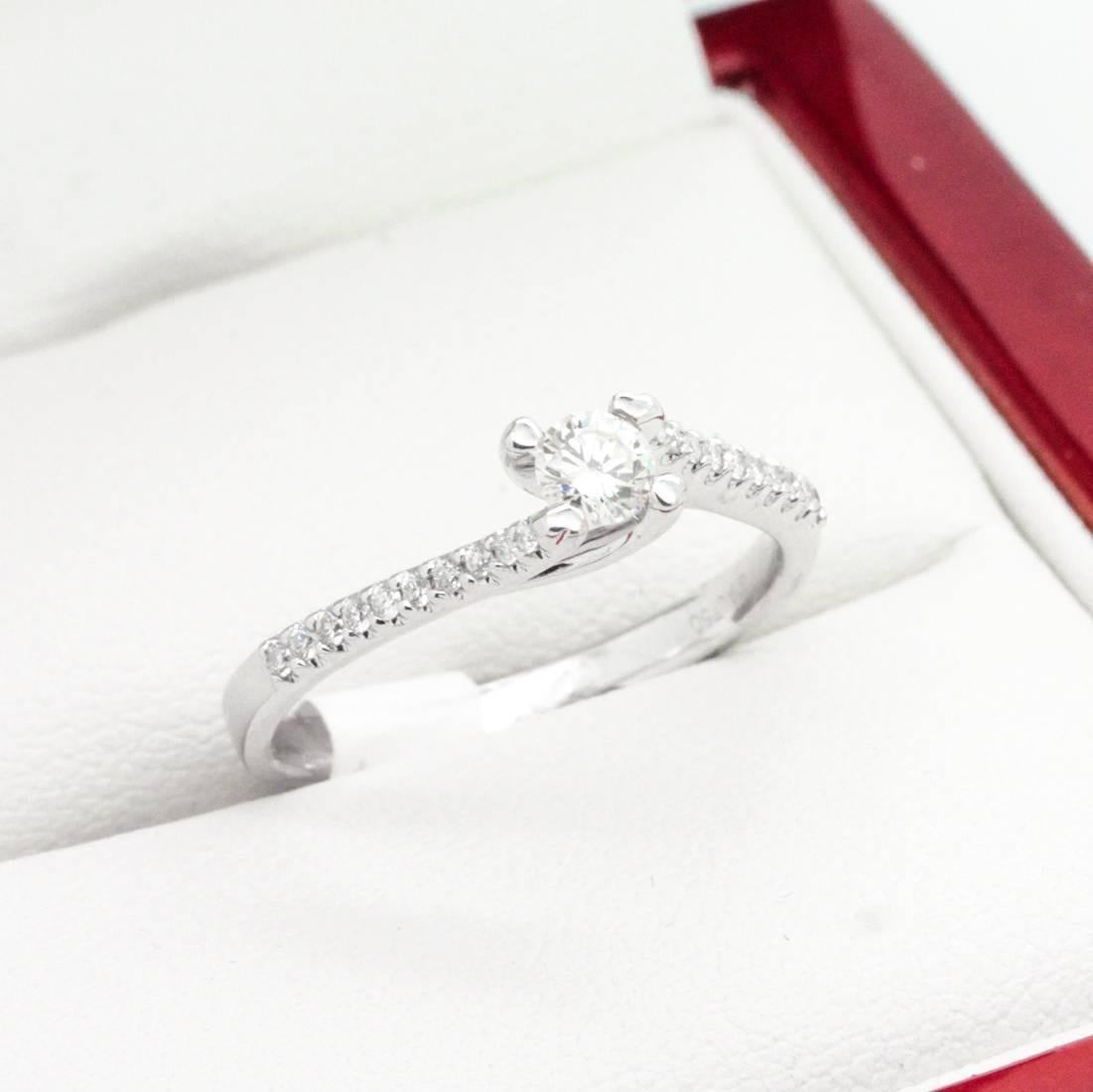 Crossover Diamond and White Gold Modern Engagement Ring

Gorgeous 18ct White Gold Diamond Ring featuring one round brilliant cut Diamond, 4 claw set at the center, with 10 tiny round brilliant cut Diamonds micro claw set in each upswept slightly
